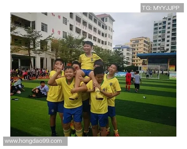 与足球明星亲密合影的女孩展现青春活力与梦想追逐的精彩瞬间